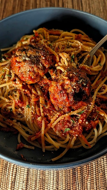 Teller Spaghetti mit Tomatensauce und Basilikum