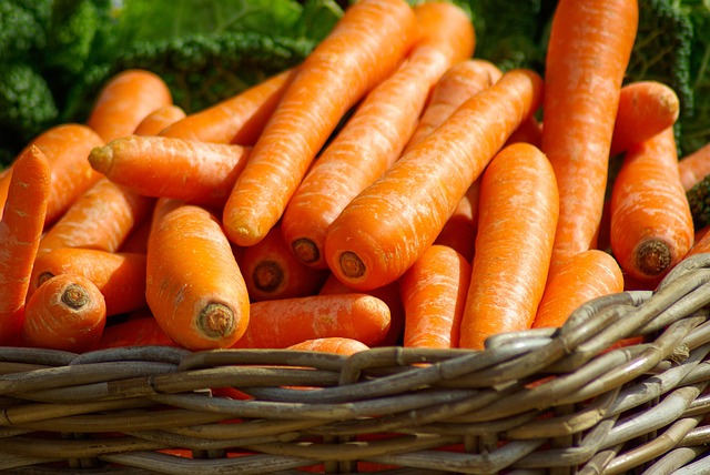 Saisonales Gemüse sortiert nach Farben
