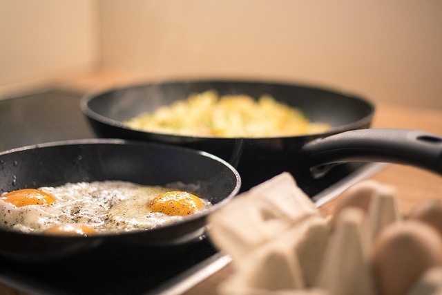 Kartoffelgerichte in Pfanne und auf Teller