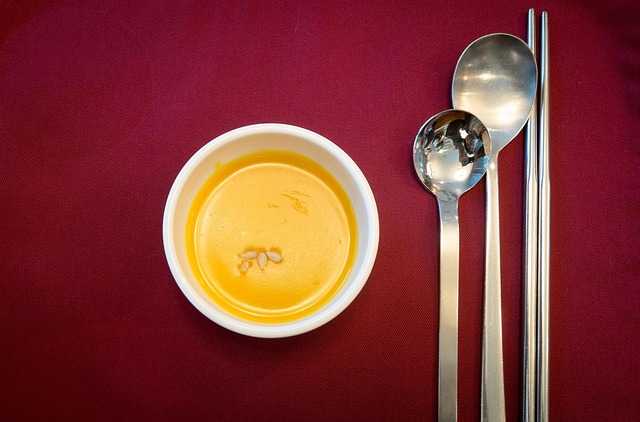 Österreichische Suppe in Schüssel mit Schnittlauch