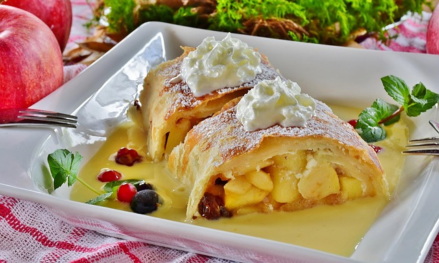 Aufgeschnittener Apfelstrudel auf Holzbrett