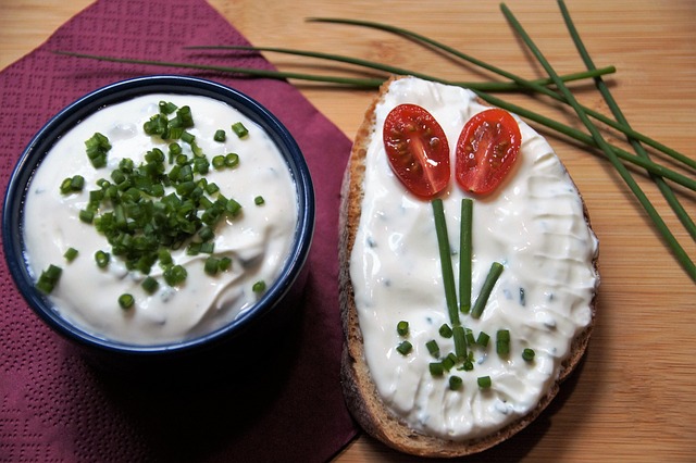 Hausgemachte Suppe mit Schnittlauch in Schüssel