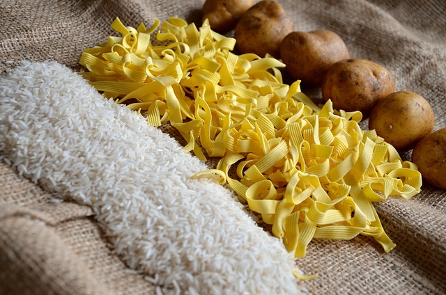 Nahaufnahme von Zutaten und Kochutensilien für Rezeptvorbereitung