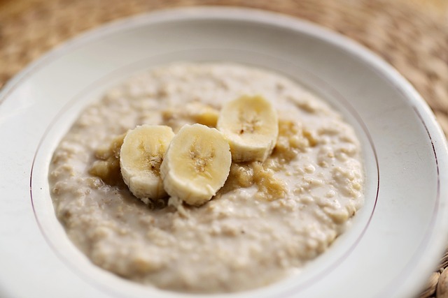 Schüssel mit Porridge und Apfelkompott
